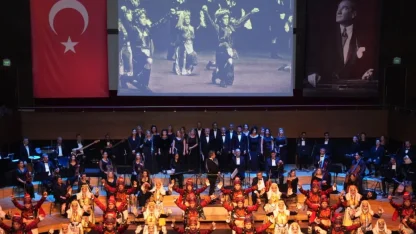 İzmir’de Maarif Halk Dansları ve orkestrasından özel program