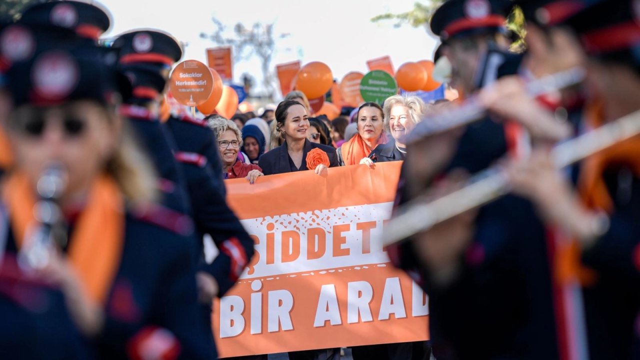 İzmir&#039;de şiddete karşı &#039;turuncu&#039; yürüyüş