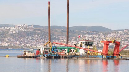 İzmit Körfezi yeniden nefes aldı... Temizlenen körfezde artık yunuslar dans ediyor