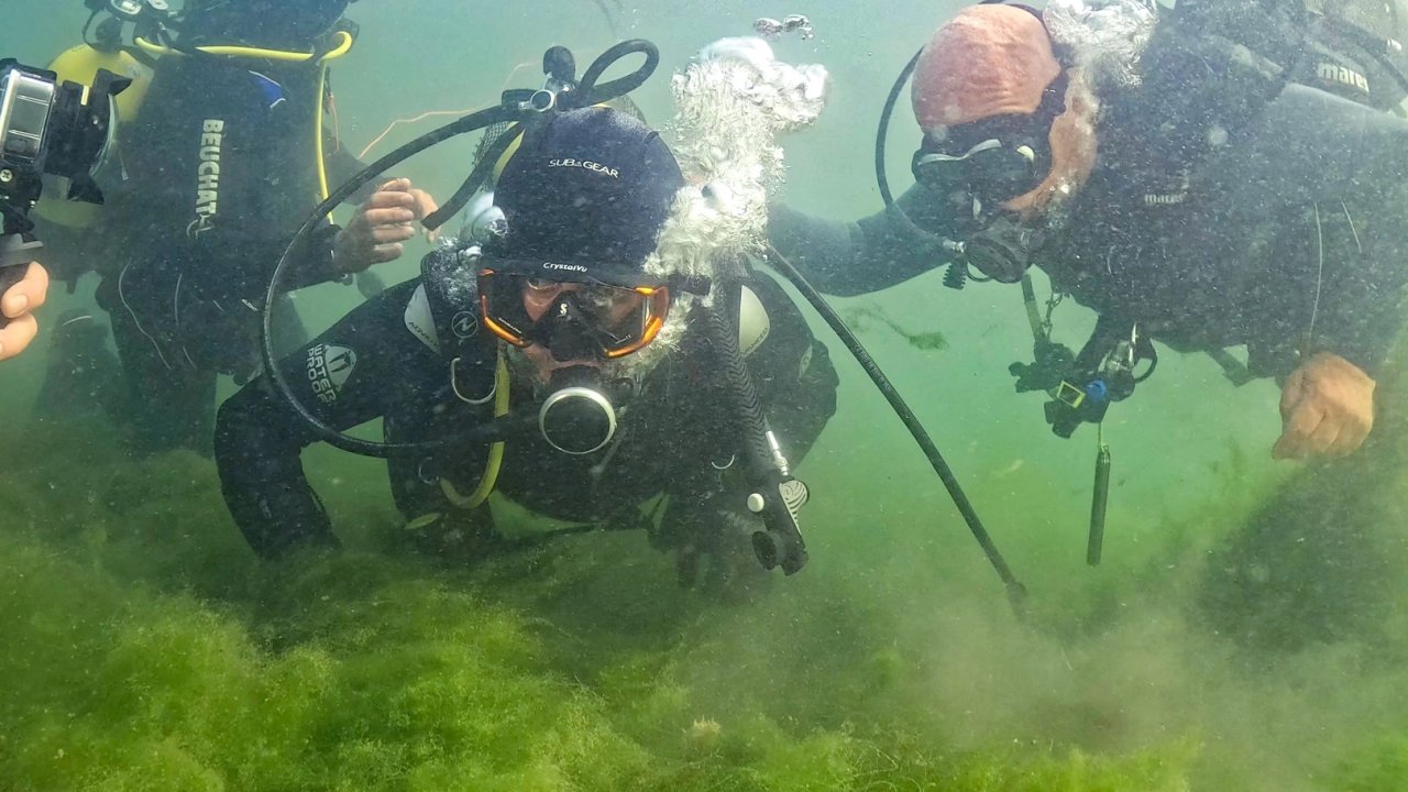 İzmit Körfezi&#039;nde umut veren dalış... Başkan Büyükakın ve uzmanlar canlanan ekosisteme daldı