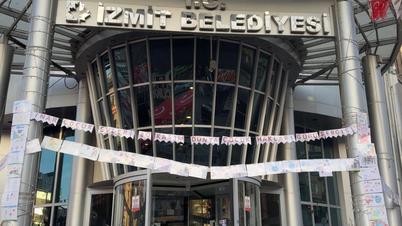 İzmit&#039;te çocukların eserleri belediyede, mutlulukları ekranda