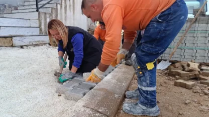 Kadın Başkan kaldırım taşlarını döşedi