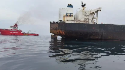 Karadeniz'de patlama yaşayan 'KAIROS'ta yangın söndürüldü... VIRAT'ın çeki operasyonu sürüyor