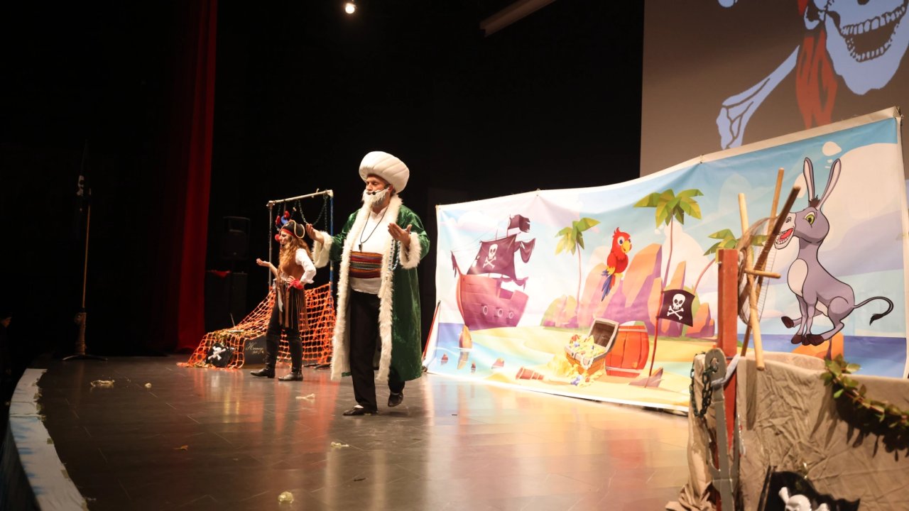 Kocaeli Çayırova’da çocuklar tiyatroyla ara tatilin keyfini çıkardı