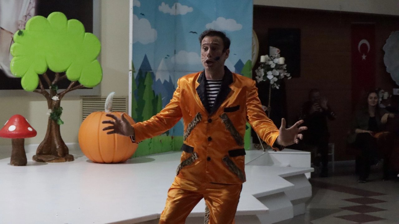 Kocaeli İzmit&#039;te Çocuk Hakları Gününe özel tiyatro gösterisi