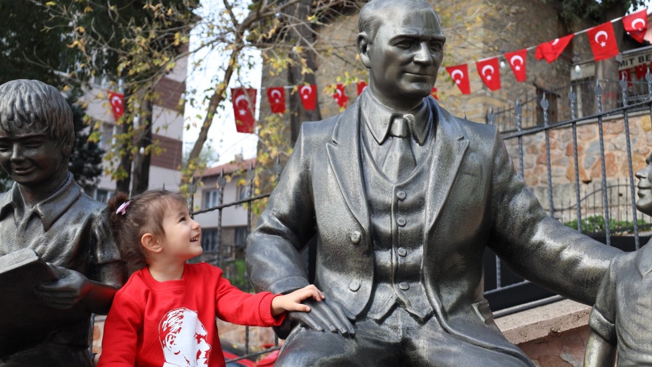 Kocaeli İzmit&#039;te minik yüreklerden Ata’ya sevgi dolu anma