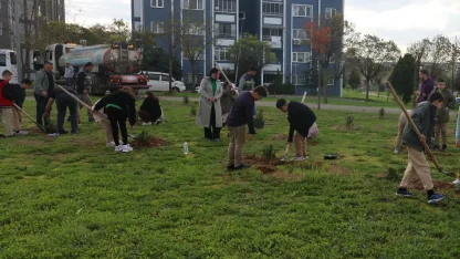 Kocaeli'de Çayırovalı öğrenciler, fidanları toprakla buluşturdu