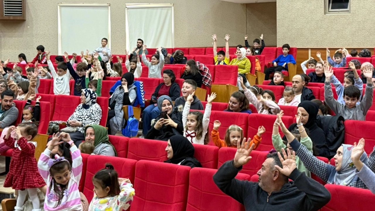 Kocaeli&#039;de Gölcüklü çocukları neşelendiren tatil hediyesi