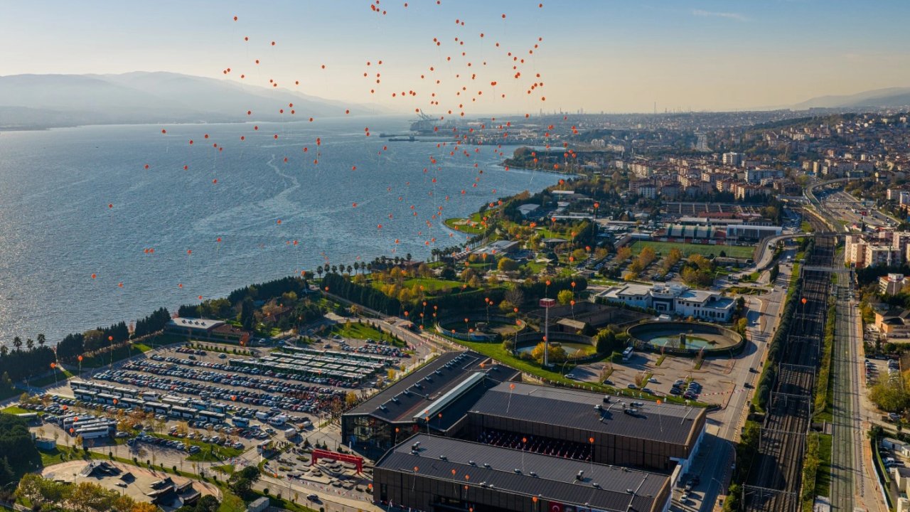 Kocaeli&#039;de turuncu balonlar şiddetsiz dünya için gökyüzüne bırakıldı