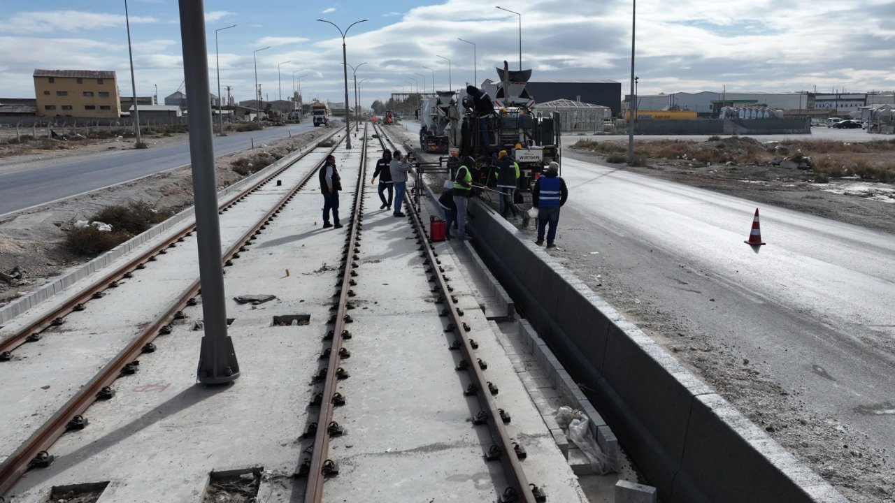 Konya tramvay hattı inşaatında trafiğini aksatmadan titiz çalışma