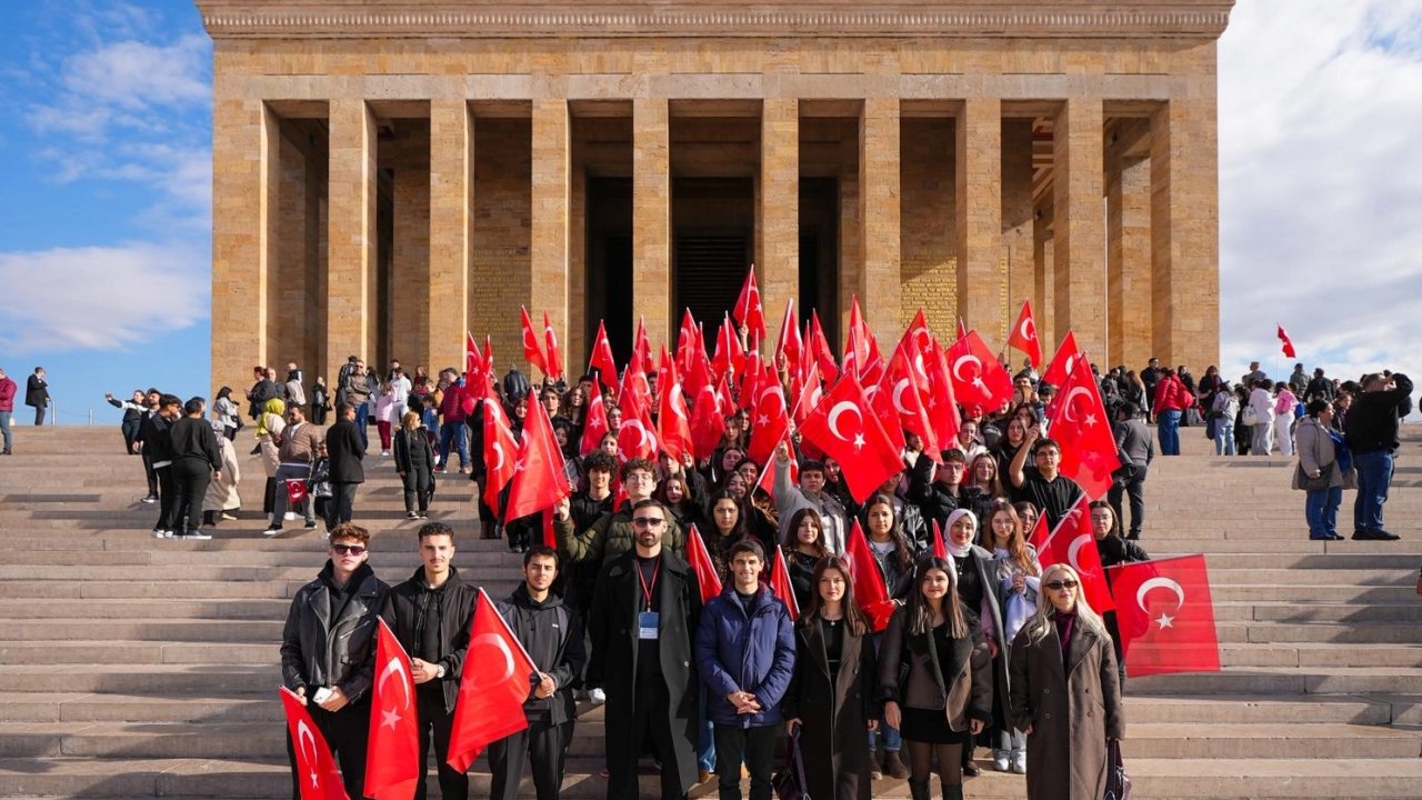 Maltepeli öğrenciler istedi, yerel yönetim Anıtkabir’e götürdü
