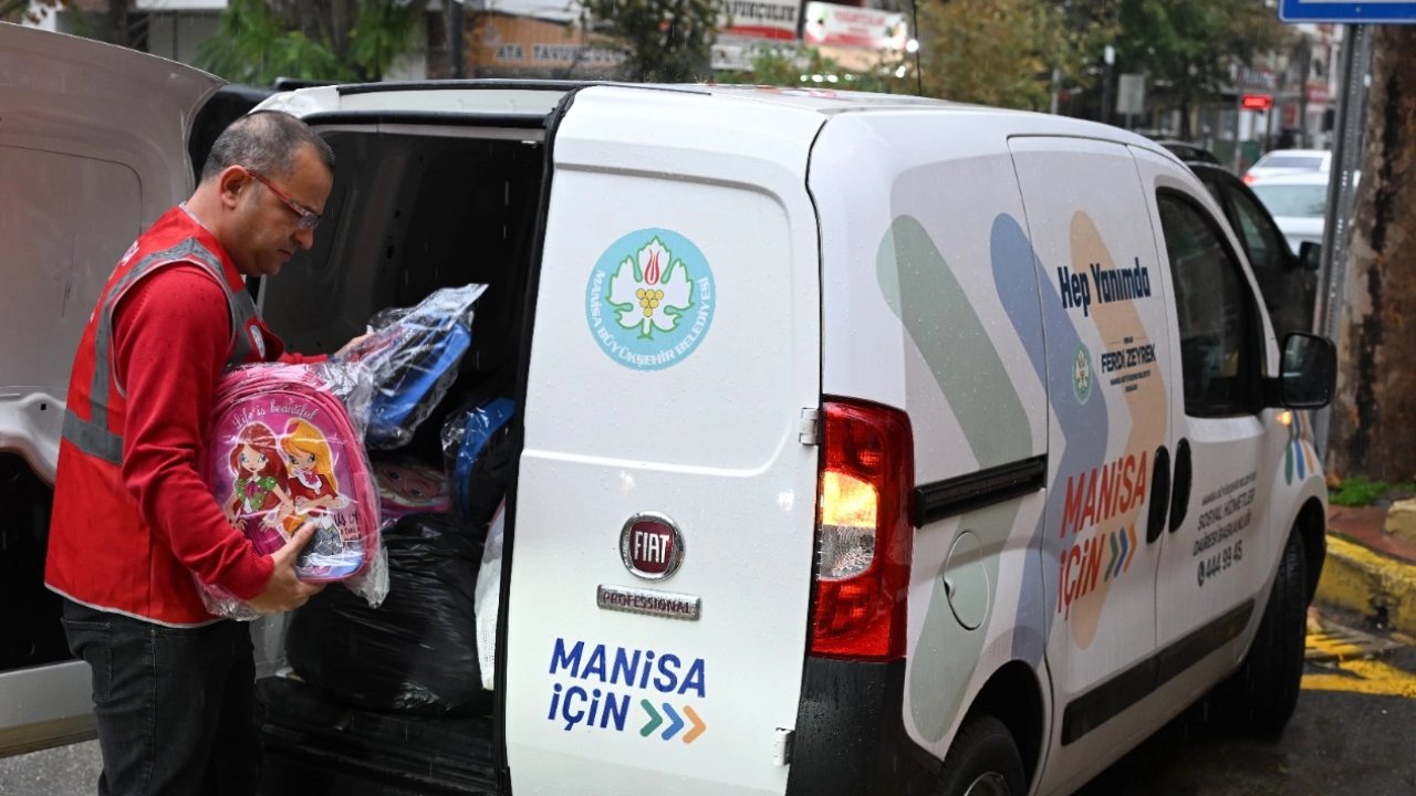 Manisa&#039;dan 15 bin öğrenciye çanta ve kırtasiye desteği