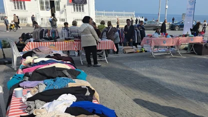 Mudanya'da sokak hayvanları için ikinci el giysi etkinliği