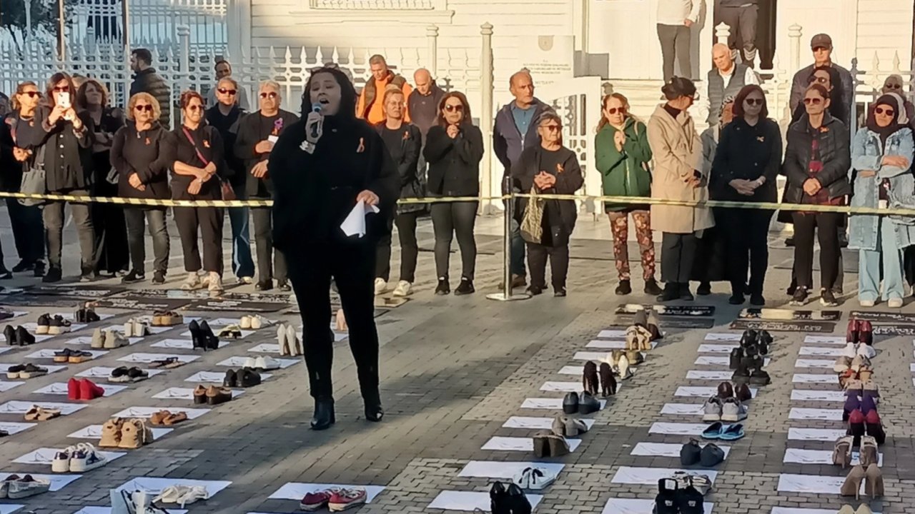 Mudanyalı kadınlar şiddete karşı 7 saat nöbet tuttu