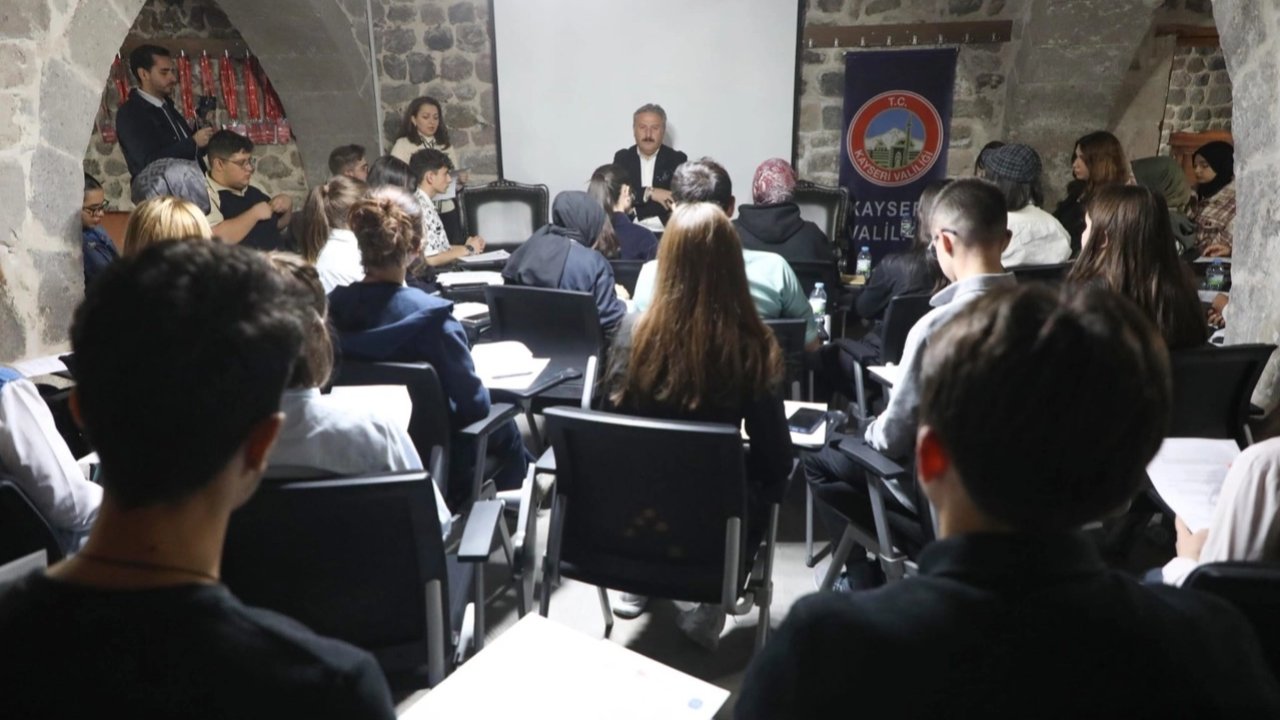 Mustafa Palancıoğlu Mektep Melikgazi&#039;de öğrencilerle buluştu