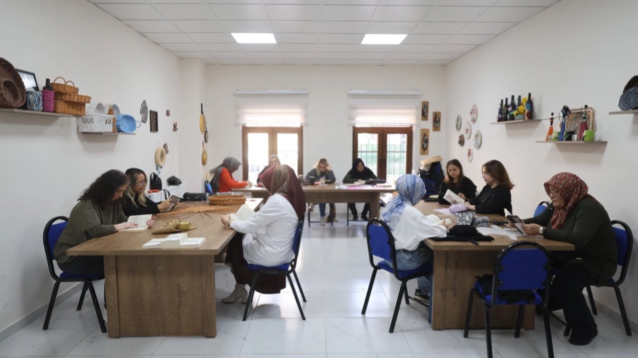 Nevşehir Belediyesi kursiyerlerine kitap okuma etkinlği