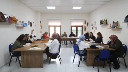 Nevşehir Belediyesi kursiyerlerine kitap okuma etkinlği