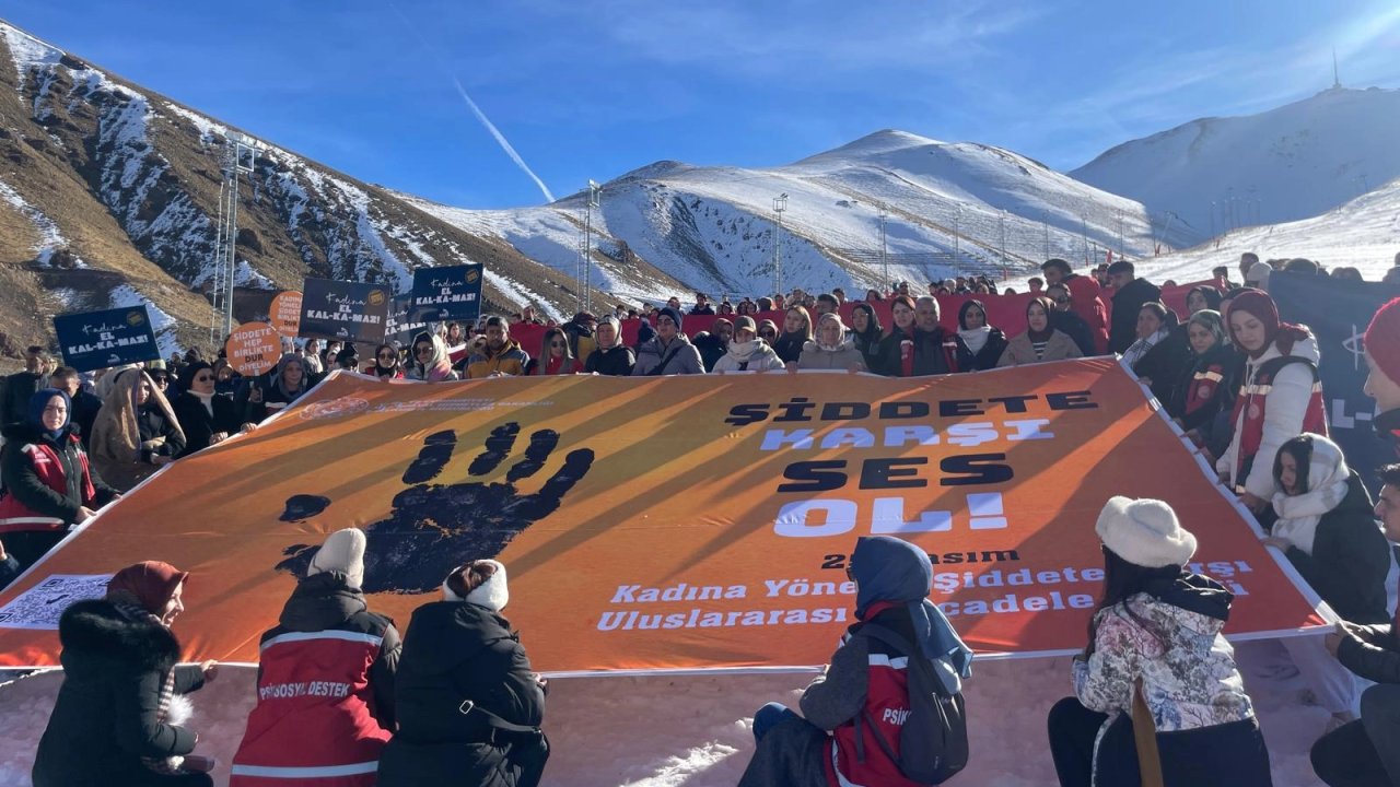 Palandöken’de &#039;Şiddete Karşı Tek Yürek&#039;... Kadınlar ön saflarda yürüdü