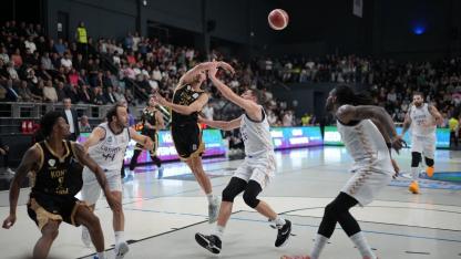 KBB basketbol lideri devirdi 72-70