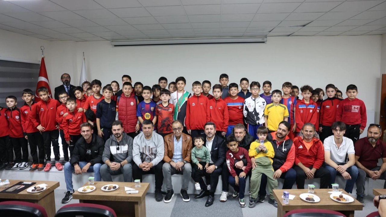 Rasim Arı&#039;dan minik futbolculara krampon
