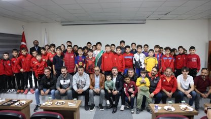 Rasim Arı'dan minik futbolculara krampon