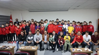 Rasim Arı'dan minik futbolculara krampon