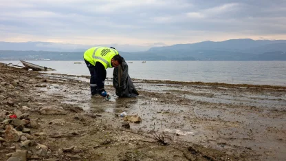 Sapanca Gölü'nde ekosistemi koruyan kıyı temizliği