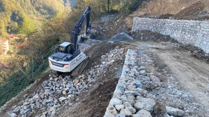 Trabzon’da taş duvar çalışmaları sürüyor