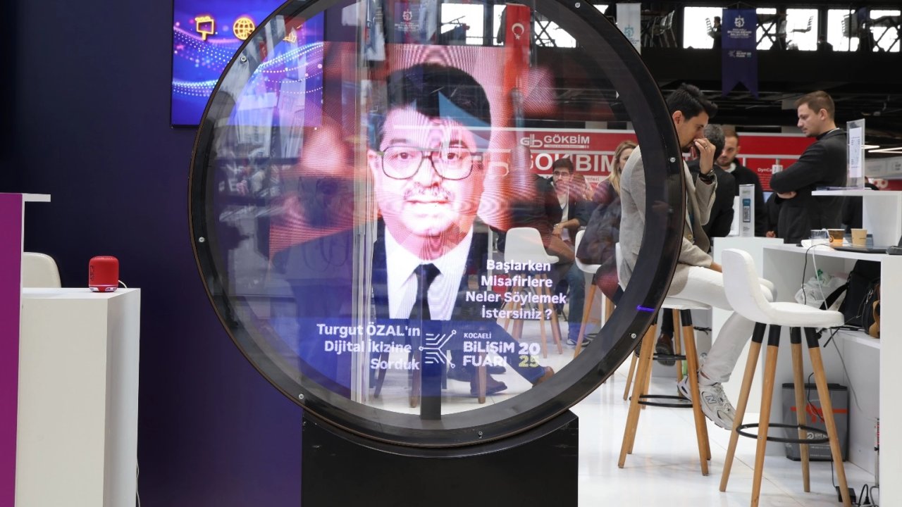 Turgut Özal hologram yöntemiyle Kocaeli Bilişim Fuarı&#039;nda