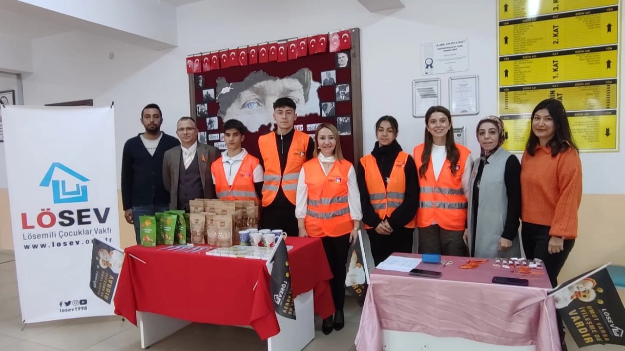 Zekiye Tekin&#039;den lösemili çocuklara ziyaret
