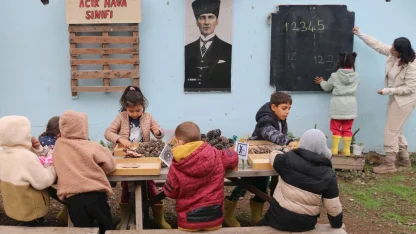 Adana'da okulun atıl bahçesinde 'açık hava' ders