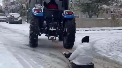 Adıyaman'da traktöre halat bağlayıp kaydılar!