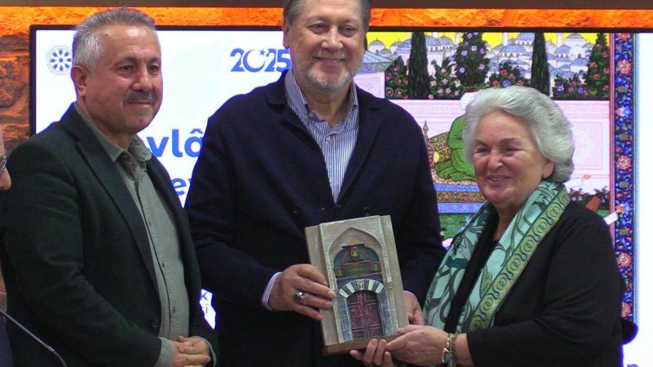 Ahmet Özhan&#039;a anlamlı hediye