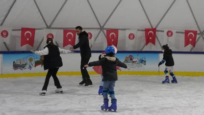 Ankara Keçiören'de ücretsiz buz pateni pistine yoğun ilgi