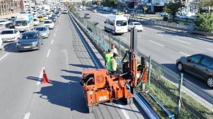 Antalya Gazi Bulvarı’nda otokorkuluk çalışması