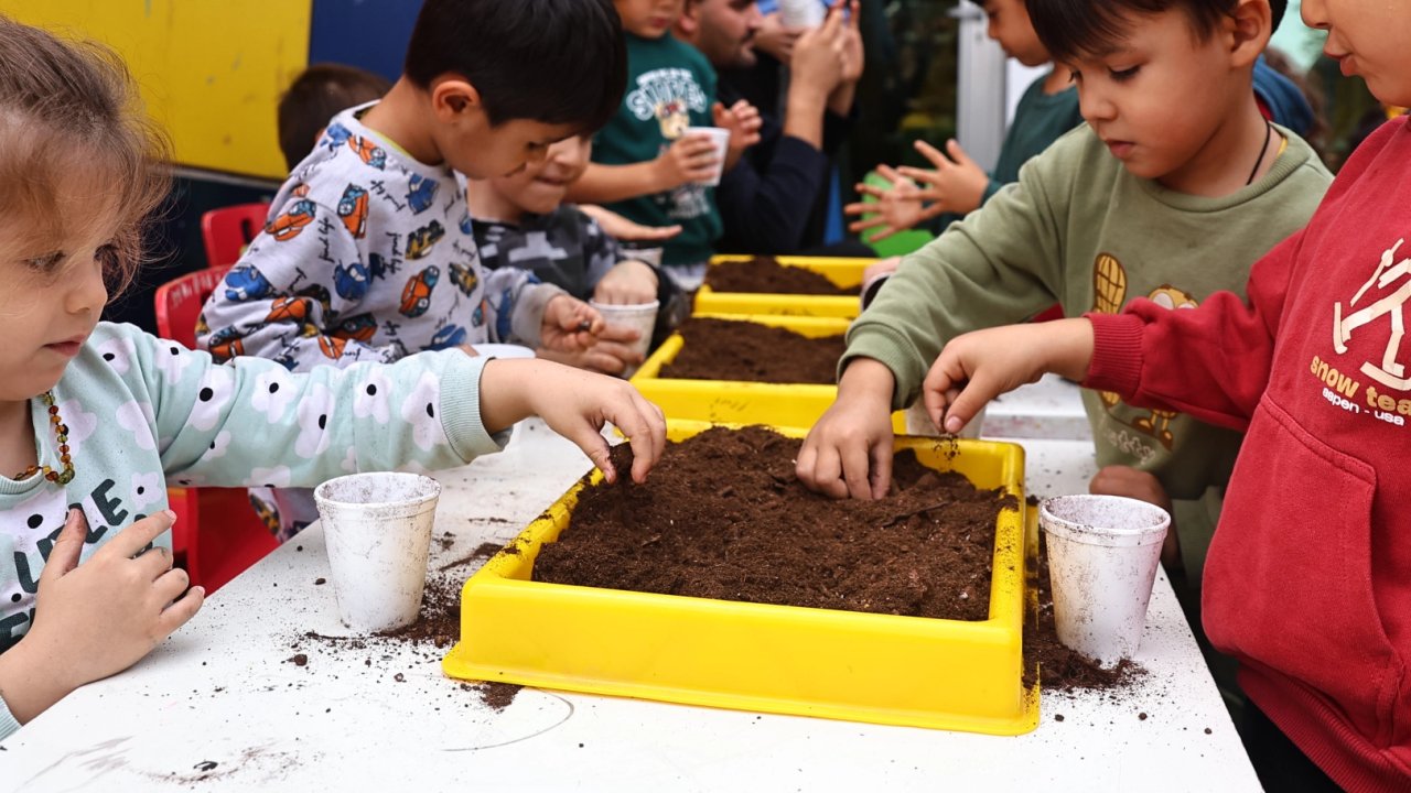 Antalya&#039;da minik eller toprakla buluştu