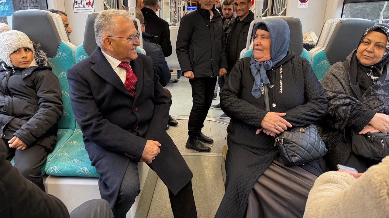 Başkan Büyükkılıç'tan Kayserililerle tramvay yolculuğu