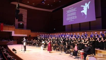 Bedia Akartürk’ten İzmirlilere türkü sürprizi