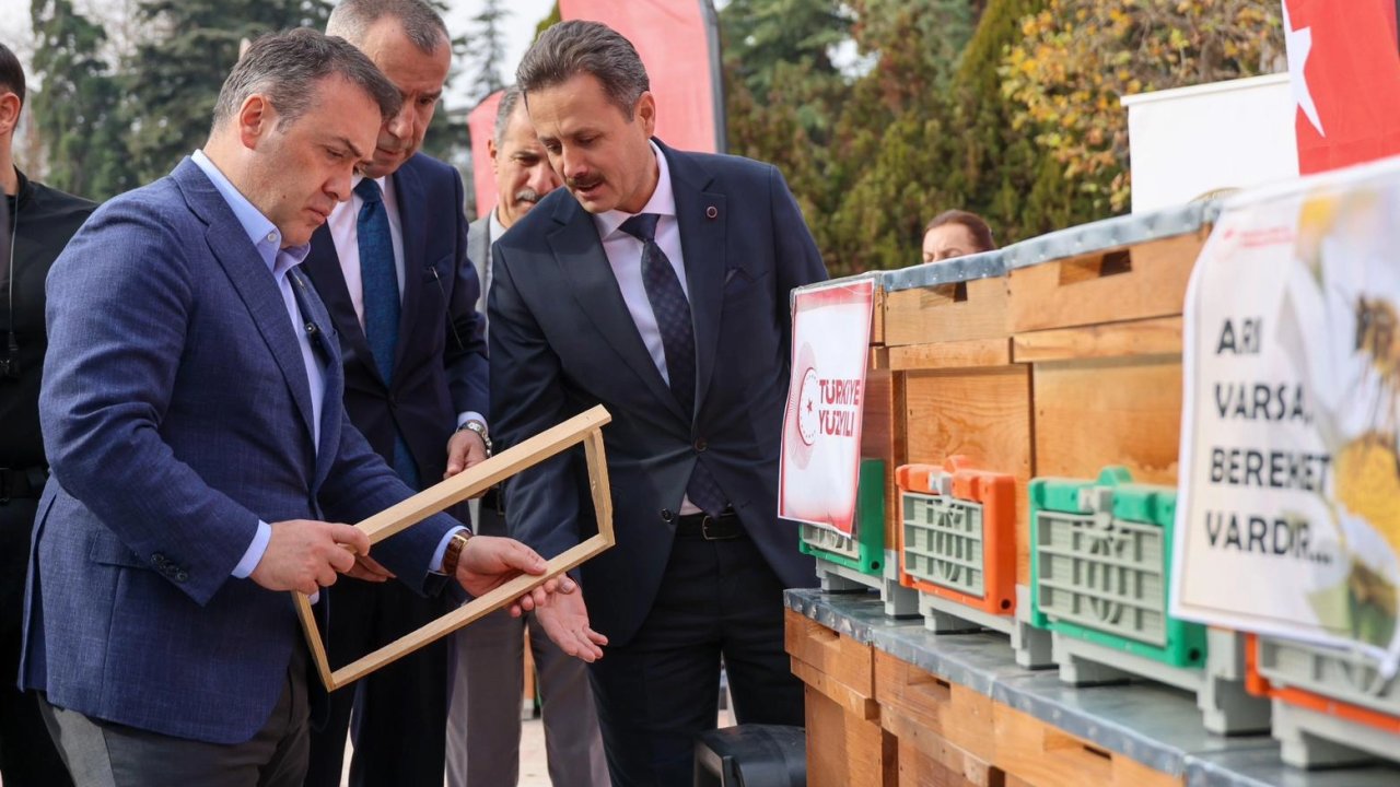 Bilecik&#039;te arıcılara bin yeni kovan dağıtıldı