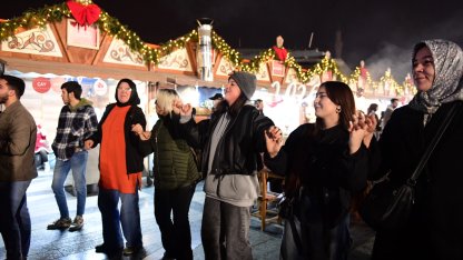 Bursa Osmangazi Meydanı'nda yeni yıla hazırlık coşkusu sürüyor