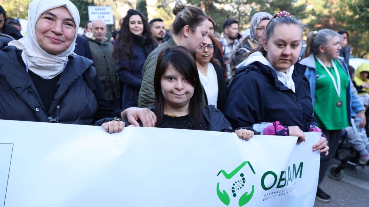 Bursa Osmangazi’de engelli bireyler farkındalık için yürüdü