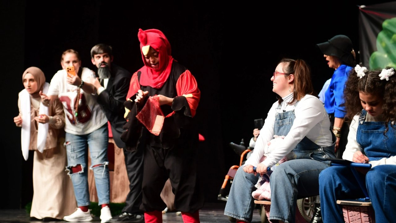 Bursa Osmangazi&#039;de engelliler ilk kez sahneye çıktı