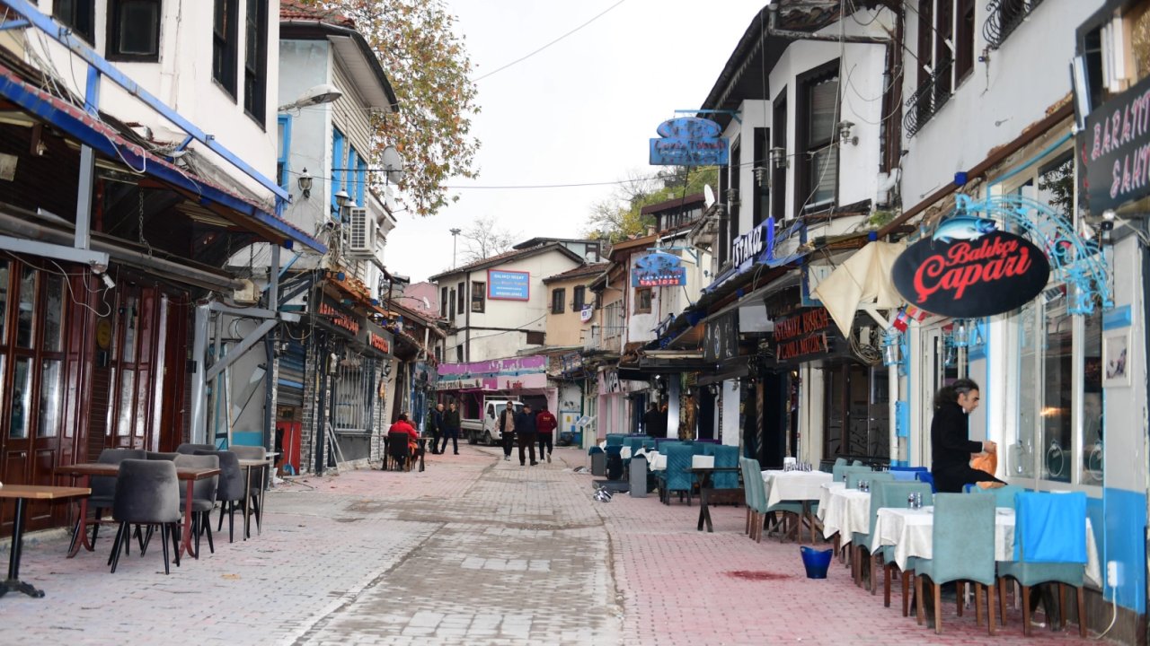 Bursa Osmangazi&#039;de Tarihi Arap Şükrü Sokağı &#039;kaçak&#039;lardan arındırıldı