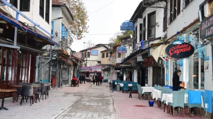 Bursa Osmangazi'de Tarihi Arap Şükrü Sokağı 'kaçak'lardan arındırıldı