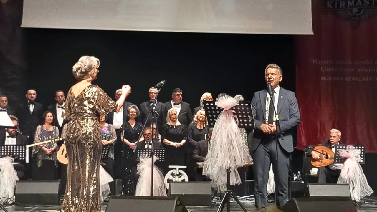 Bursa&#039;daki konserde Belediye Başkanı parmak ısırttı