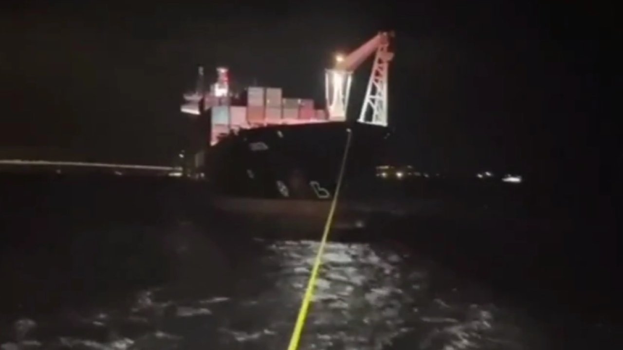 Çanakkale Boğazı&#039;nda arızalanan kargo gemisi kurtarıldı