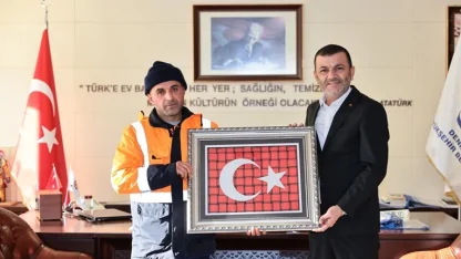 Denizli’de Büyükşehir personelinden alkışlanacak bayrak hassasiyeti