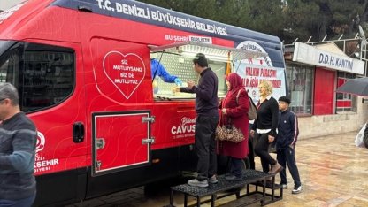 Denizli’de soğuk havada vatandaşlara sıcak çorba ikramı