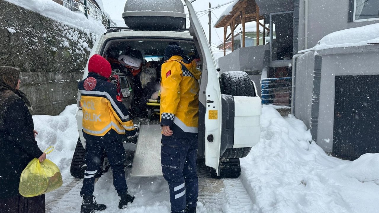 Düzce'de kar paletli ambulansla zorlu kurtarma
