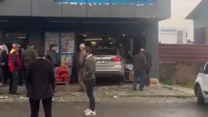 Düzce'de otomobil marketin içine girdi!